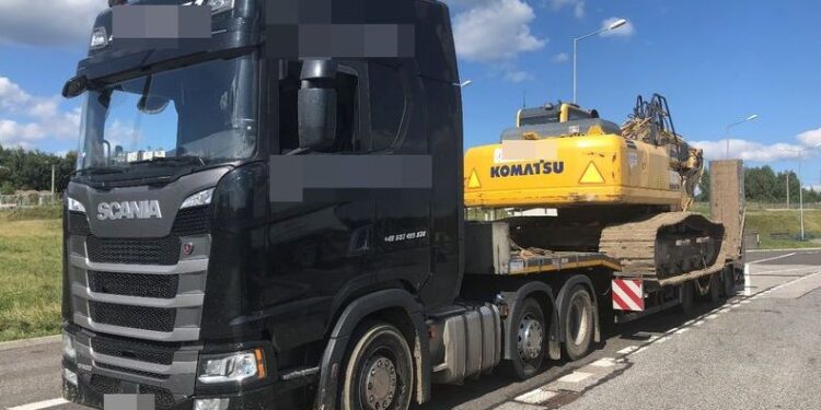 Ciężarówka, która przewoziła źle zabezpieczoną 35-tonową koparkę / gitd.gov.pl