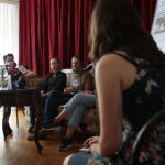 05.09.2019. Kielce. Konferencja przed spektaklem "Hańba" w Teatrze Żeromskiego. Na zdjęciu od prawej: Marta Śniosek-Masacz - kostiumy, Maciej Podstawny - reżyser, Amadeusz Nosal - wideo / Wiktor Taszłow / Radio Kielce