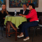 Jędrzejów. Promocja książki „Gdy zakwitną magnolie” Anny Ginter. Na zdjęciu: Karolina Berlińska, Zbigniew Kasprzak i Anna Ginter / Ewa Pociejowska-Gawęda / Radio Kielce