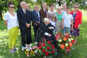 06.09.2019. Kosowice. Setne urodziny Antoniego Wójcika, żołnierza Armii Krajowej, ps. Tatar. Antoni Wójcik z rodziną / Emilia Sitarska / Radio Kielce