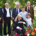 06.09.2019. Kosowice. Setne urodziny Antoniego Wójcika, żołnierza Armii Krajowej, ps. Tatar. Antoni Wójcik z synami i prawnukami / Emilia Sitarska / Radio Kielce