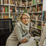 Biblioteka w Końskich. Agnieszka Wróbel, pracownik biblioteki i papuga Elza / Magdalena Weber