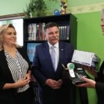 26.09.2019. Denków. Przekazanie sprzętu medycznego dla placówki "Nasz Dom", na zdj. Ewelina Dworak z firmy Novama Med i poseł Andrzej Kryj / Anna Głąb / Radio Kielce