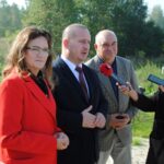 27.09.2019 Jędrzejów. Wizytacja terenów inwestycyjnych. Na zdjęciu (od lewej): wojewoda Agata Wojtyszek, Marcin Piszczek - burmistrz Jędrzejowa i Robert Kruk - przewodniczący Rady Miejskiej w Jędrzejowie / Marek Chudzik / Urząd Miejski w Jędrzejowie