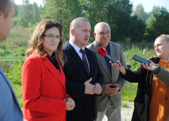 27.09.2019 Jędrzejów. Wizytacja terenów inwestycyjnych. Na zdjęciu (od lewej): wojewoda Agata Wojtyszek, Marcin Piszczek - burmistrz Jędrzejowa i Robert Kruk - przewodniczący Rady Miejskiej w Jędrzejowie / Marek Chudzik / Urząd Miejski w Jędrzejowie