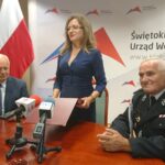 Spotkanie i gratulacje przekazane przez wojewodę świętokrzyską strażakom z OSP Brudzów. Na zdjęciu od lewej: Marian buras - burmistrz Morawicy, Agata Wojtyszek - wojewoda świętokrzyski, Jerzy Roszkiewicz - wiceprezes Ochotniczej Straży Pożarnej w Brudzowie / Iwona Murawska / Radio Kielce