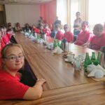 Spotkanie Renaty Janik - wicemarszałek województwa świętokrzyskiego z artystami z Zespołu Inscenizacji Tanecznych „Uśmiech” / Iwona Murawska / Radio Kielce