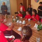 Spotkanie Renaty Janik - wicemarszałek województwa świętokrzyskiego z artystami z Zespołu Inscenizacji Tanecznych „Uśmiech” / Iwona Murawska / Radio Kielce