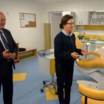 25.09.2019 Bilcza. Otwarcie gabinetu stomatologicznego. Na zdjęciu (od lewej): Marian Buras - burmistrz Morawicy i Agata Wojtyszek - wojewoda świętokrzyski / Iwona Murawska / Radio Kielce