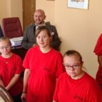 Spotkanie Renaty Janik - wicemarszałek województwa świętokrzyskiego z artystami z Zespołu Inscenizacji Tanecznych „Uśmiech” / Iwona Murawska / Radio Kielce