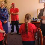 Spotkanie Renaty Janik - wicemarszałek województwa świętokrzyskiego z artystami z Zespołu Inscenizacji Tanecznych „Uśmiech” / Iwona Murawska / Radio Kielce