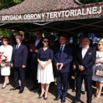 Skarżysko. Wojewódzkie obchody 80. rocznicy wybuchu II wojny światowej. Na zdjęciu od lewej: Agata Wojtyszek - wojewoda świętokrzyski, naczelnik kieleckiej Delegatury IPN, Dorota Koczwańska-Kalita, Maria Zuba - poseł PiS, Andrzej Bętkowski - marszałek województwa świętokrzyskiego, prezydent miasta, Konrad Krönig, Marzena Okła-Drewnowicz - posłanka PO, Andrzej Pruś - przewodniczący Sejmiku Województwa Świętokrzyskiego / Anna Głąb / Radio Kielce