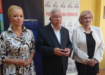 10.09.2019. Starachowice. Konferencja prasowa Prawa i Sprawiedliwości. Na zdjęciu radna powiatu starachowickiego Agnieszka Kuś, poseł Krzysztof Lipiec, radna powiatu starachowickiego Danuta Krępa / Anna Głąb / Radio Kielce