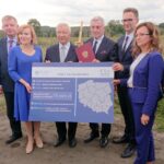 13.09.2019. Starachowice. Konferencja na temat budowy przeprawy nad Kamienną w ciągu północno-zachodniej obwodnicy miasta. Na zdjęciu, od lewej: poseł Andrzej Kryj, senator Jarosław Rusiecki, wiceminister sportu i turystyki Anna Krupka, poseł Krzysztof Lipiec, marszałek województwa świętokrzyskiego Andrzej Bętkowski, wiceminister inwestycji i rozwoju Waldemar Buda, wojewoda świętokrzyski Agata Wojtyszek, przewodniczący Sejmiku Województwa Świętokrzyskiego Andrzej Pruś / Anna Głąb / Radio Kielce