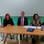 18.09.2019 Opatów, Podpisanie umowy z WSPIB. Na zdjęciu (od lewej): Małgorzata Szczepańska - dyrektor Liceum Ogólnokształcącego im. Bartosza Głowackiego w Opatowie, Małgorzata Jalowska - wicestarosta opatowski, Paweł Gotowiecki - rektor WSPiB, Agnieszka Winiarczyk - wicekanclerz WSPiB i Tomasz Staniek - starosta opatowski / Anna Głąb / Radio Kielce