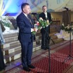 29.09.2019. Ostrowiec Św. Koncert Bogusława Morki i Emilii Zielińskiej przy akompaniamencie orkiestry Alla Breve. Od lewej: Emilia Zielińska, Andrzej Kryj - poseł PiS i Bogusław Morka / Anna Głąb / Radio Kielce