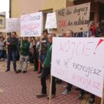 30.09.2019. Bałtów. Demonstracja przed Urzędem Gminy w Bałtowie / Anna Głąb / Radio Kielce