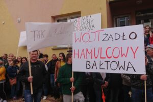 30.09.2019. Bałtów. Demonstracja przed Urzędem Gminy w Bałtowie / Anna Głąb / Radio Kielce