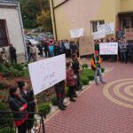 30.09.2019. Bałtów. Demonstracja przed Urzędem Gminy w Bałtowie / Anna Głąb / Radio Kielce