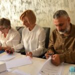 09.09.2019. Stąporków. Podpisanie umowy na budowę kanalizacji. Na zdjęciu (od lewej): Krystyna Wiorek - inspektor nadzoru budowlanego, Dorota Łukomska - burmistrz Stąporkowa i Robert Krakowski - prezes firmy BUDOMONT / Magdalena Galas-Klusek / Radio Kielce