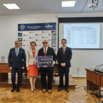 12.09.2019. Końskie. Przekazanie promes. Na zdjęciu od lewej: Krzysztof Obratański - burmistrz Końskich, Agata Wojtyszek - wojewoda świętokrzyski, Henryk Konieczny - wójt gminy Fałków, Andrzej Klimczak - dyrektor Wydziału Infrastruktury i Rozwoju w Świętokrzyskim Urzędzie Wojewódzkim / Magdalena Galas-Klusek / Radio Kielce