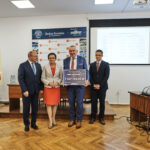 12.09.2019. Końskie. Przekazanie promes. Na zdjęciu od lewej: Krzysztof Obratański - burmistrz Końskich, Agata Wojtyszek - wojewoda, Stanisław Pacocha - wójt gminy Gowarczów, Andrzej Klimczak - dyrektor Wydziału Infrastruktury i Rozwoju w Świętokrzyskim Urzędzie Wojewódzkim / Magdalena Galas-Klusek / Radio Kielce