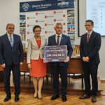 12.09.2019. Końskie. Przekazanie promes. Na zdjęciu: Krzysztof Obratański - burmistrz Końskich, Agata Wojtyszek - wojewoda świętokrzyski, Leszek Kuca - wójt gminy Ruda Maleniecka, Andrzej Klimczak - dyrektor Wydziału Infrastruktury i Rozwoju w Świętokrzyskim Urzędzie Wojewódzkim / Magdalena Galas-Klusek / Radio Kielce