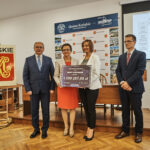 12.09.2019. Końskie. Przekazanie promes. Na zdjęciu od lewej: Krzysztof Obratański - burmistrz gminy Końskie, Agata Wojtyszek-wojewoda, Dorota Łukomska - burmistrz gminy Stąporków, Andrzej Klimczak - dyrektor Wydziału Infrastruktury i Rozwoju w Świętokrzyskim Urzędzie Wojewódzkim / Magdalena Galas-Klusek / Radio Kielce