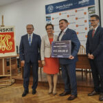 12.09.2019. Końskie. Przekazanie promes. Na zdjęciu od lewej: Krzysztof Obratański - burmistrz Końskich, Agata Wojtyszek - wojewoda świętokrzyski, Robert Wielgopolan - wójt gminy Słupia Konecka, Andrzej Klimczak - dyrektor Wydziału Infrastruktury i Rozwoju w Świętokrzyskim Urzędzie Wojewódzkim / Magdalena Galas-Klusek / Radio Kielce