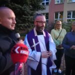 17.09.2019 Jędrzejów. Uroczystości w 80. rocznicę napaści sowieckiej na Polskę. Na zdjęciu (od lewej): Marcin Piszczek - burmistrz Jędrzejowa i ojciec Jakub Zawadzki - proboszcz Archiopactwa Cystersów w Jędrzejowie / Ewa Pociejowska-Gawęda / Radio Kielce