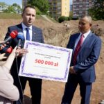 11.09.2019. Kielce. Poseł Michał Cieślak przekazał czek na organizację European Rover Challenge. Na zdjęciu (od lewej): Michał Cieślak - poseł i Robert Lubański - prezes Mars Society Polska / Piotr Kwaśniewski / Radio Kielce