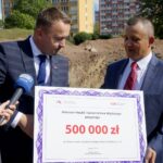 11.09.2019. Kielce. Poseł Michał Cieślak przekazał czek na organizację European Rover Challenge. Na zdjęciu (od lewej): Michał Cieślak - poseł i Robert Lubański - prezes Mars Society Polska / Piotr Kwaśniewski / Radio Kielce