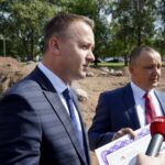 11.09.2019. Kielce. Poseł Michał Cieślak przekazał czek na organizację European Rover Challenge. Na zdjęciu (od lewej): Michał Cieślak - poseł i Robert Lubański - prezes Mars Society Polska / Piotr Kwaśniewski / Radio Kielce