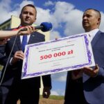 11.09.2019. Kielce. Poseł Michał Cieślak przekazał czek na organizację European Rover Challenge. Na zdjęciu (od lewej): Michał Cieślak - poseł i Robert Lubański - prezes Mars Society Polska / Piotr Kwaśniewski / Radio Kielce