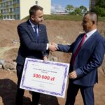 11.09.2019. Kielce. Poseł Michał Cieślak przekazał czek na organizację European Rover Challenge. Na zdjęciu (od lewej): Michał Cieślak - poseł i Robert Lubański - prezes Mars Society Polska / Piotr Kwaśniewski / Radio Kielce