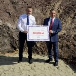 11.09.2019. Kielce. Poseł Michał Cieślak przekazał czek na organizację European Rover Challenge. Na zdjęciu (od lewej): Michał Cieślak - poseł i Robert Lubański - prezes Mars Society Polska / Piotr Kwaśniewski / Radio Kielce