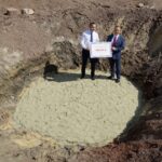 11.09.2019. Kielce. Poseł Michał Cieślak przekazał czek na organizację European Rover Challenge. Na zdjęciu (od lewej): Michał Cieślak - poseł i Robert Lubański - prezes Mars Society Polska / Piotr Kwaśniewski / Radio Kielce