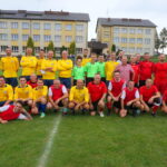 07.09.2019. Bieliny. Charytatywny mecz Temida - Dziennikarze. Na zdjęciu: piłkarze obu drużyn wraz z sędziami spotkania / Kamil Król / Radio Kielce