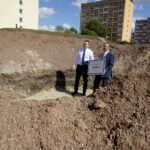 11.09.2019. Kielce. Poseł Michał Cieślak przekazał czek na organizację European Rover Challenge. Na zdjęciu (od lewej): Michał Cieślak - poseł i Robert Lubański - prezes Mars Society Polska / Piotr Kwaśniewski / Radio Kielce