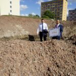 11.09.2019. Kielce. Poseł Michał Cieślak przekazał czek na organizację European Rover Challenge. Na zdjęciu (od lewej): Michał Cieślak - poseł i Robert Lubański - prezes Mars Society Polska / Piotr Kwaśniewski / Radio Kielce