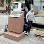 17.09.2019. Kielce. Montaż monumentu poświęconego dr. Stanisławowi Ignacemu Łaszczyńskiemu / Piotr Kwaśniewski / Radio Kielce