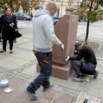 17.09.2019. Kielce. Montaż monumentu poświęconego dr. Stanisławowi Ignacemu Łaszczyńskiemu / Piotr Kwaśniewski / Radio Kielce