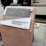 17.09.2019. Kielce. Montaż monumentu poświęconego dr. Stanisławowi Ignacemu Łaszczyńskiemu / Piotr Kwaśniewski / Radio Kielce