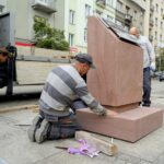 17.09.2019. Kielce. Montaż monumentu poświęconego dr. Stanisławowi Ignacemu Łaszczyńskiemu / Piotr Kwaśniewski / Radio Kielce