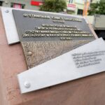 17.09.2019. Kielce. Montaż monumentu poświęconego dr. Stanisławowi Ignacemu Łaszczyńskiemu / Piotr Kwaśniewski / Radio Kielce