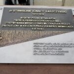 17.09.2019. Kielce. Montaż monumentu poświęconego dr. Stanisławowi Ignacemu Łaszczyńskiemu / Piotr Kwaśniewski / Radio Kielce