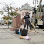 17.09.2019. Kielce. Montaż monumentu poświęconego dr. Stanisławowi Ignacemu Łaszczyńskiemu / Piotr Kwaśniewski / Radio Kielce