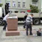 17.09.2019. Kielce. Montaż monumentu poświęconego dr. Stanisławowi Ignacemu Łaszczyńskiemu / Piotr Kwaśniewski / Radio Kielce