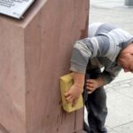 17.09.2019. Kielce. Montaż monumentu poświęconego dr. Stanisławowi Ignacemu Łaszczyńskiemu / Piotr Kwaśniewski / Radio Kielce