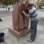 17.09.2019. Kielce. Montaż monumentu poświęconego dr. Stanisławowi Ignacemu Łaszczyńskiemu / Piotr Kwaśniewski / Radio Kielce